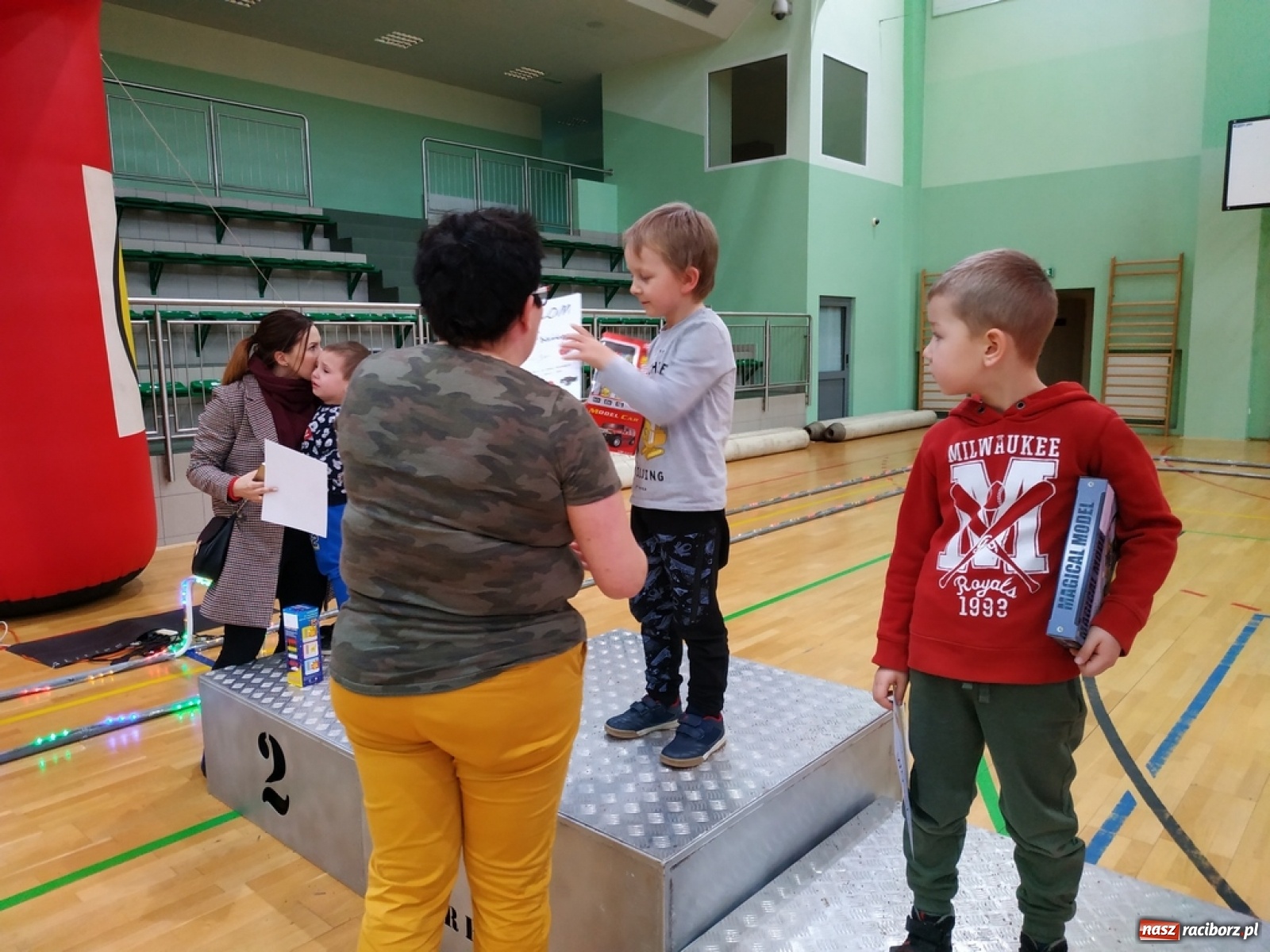 Zdjęcie w galerii na portalu naszraciborz.pl: Mistrzostwa Raciborza Aut Zdalnie Sterowanych w Arenie Rafako wiadomości z regionu