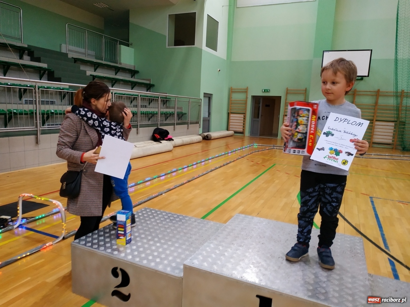 Zdjęcie w galerii na portalu naszraciborz.pl: Mistrzostwa Raciborza Aut Zdalnie Sterowanych w Arenie Rafako wiadomości z regionu