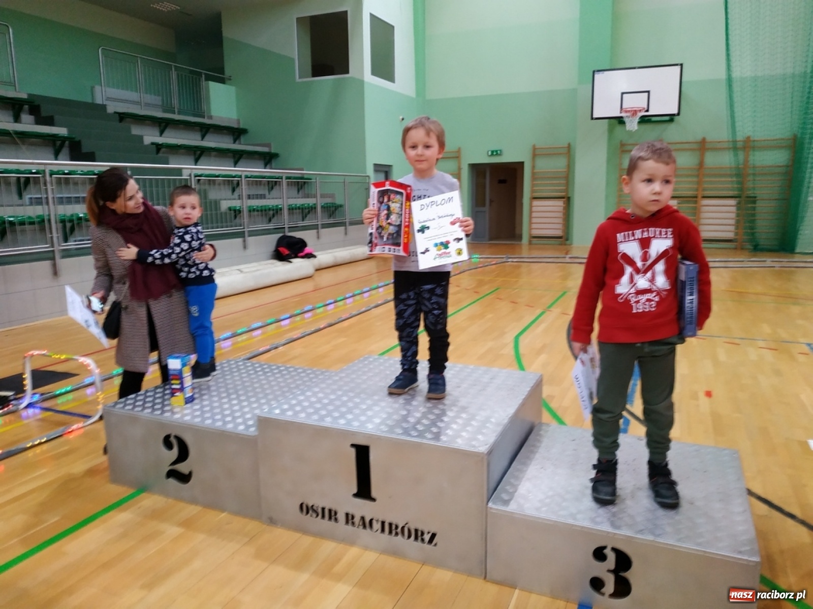 Zdjęcie w galerii na portalu naszraciborz.pl: Mistrzostwa Raciborza Aut Zdalnie Sterowanych w Arenie Rafako wiadomości z regionu