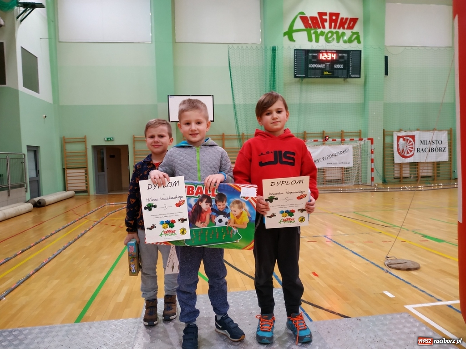 Zdjęcie w galerii na portalu naszraciborz.pl: Mistrzostwa Raciborza Aut Zdalnie Sterowanych w Arenie Rafako wiadomości z regionu