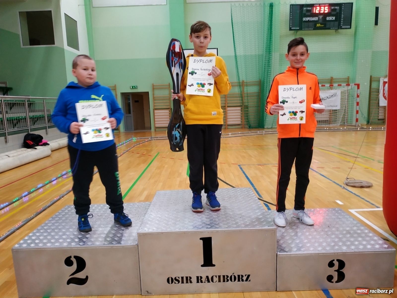 Zdjęcie w galerii na portalu naszraciborz.pl: Mistrzostwa Raciborza Aut Zdalnie Sterowanych w Arenie Rafako wiadomości z regionu