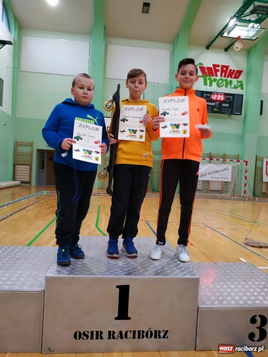 Zdjęcie w galerii na portalu naszraciborz.pl: Mistrzostwa Raciborza Aut Zdalnie Sterowanych w Arenie Rafako wiadomości z regionu