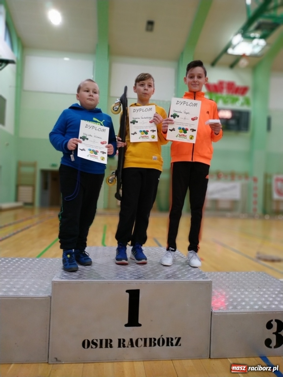 Zdjęcie w galerii na portalu naszraciborz.pl: Mistrzostwa Raciborza Aut Zdalnie Sterowanych w Arenie Rafako wiadomości z regionu