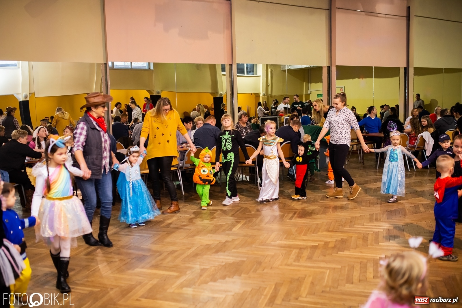 Zdjęcie w galerii na portalu naszraciborz.pl: Krzanowicki kolorowy Kinderball  wiadomości z regionu