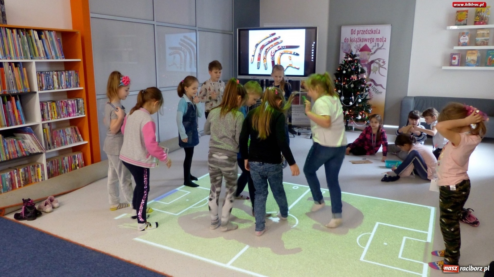 Zdjęcie w galerii na portalu naszraciborz.pl: Młodzi czytelnicy w podróży. Ferii z biblioteką ciąg dalszy wiadomości z regionu