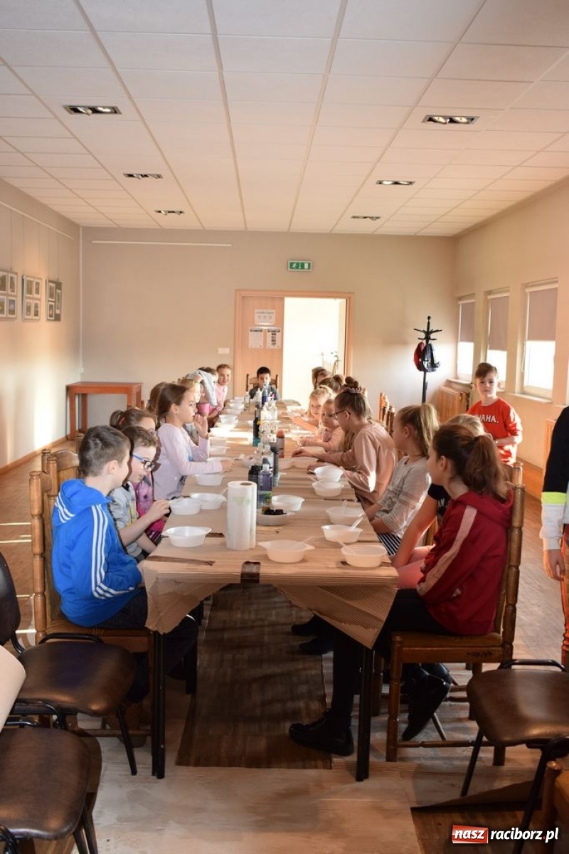 Zdjęcie w galerii na portalu naszraciborz.pl: Akcja Slime, czyli kreatywna zabawa kolorami w Kuźni Kultury wiadomości z regionu