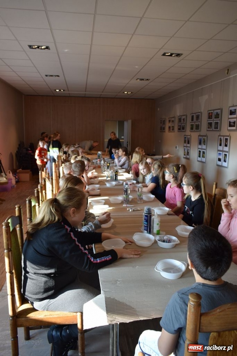 Zdjęcie w galerii na portalu naszraciborz.pl: Akcja Slime, czyli kreatywna zabawa kolorami w Kuźni Kultury wiadomości z regionu