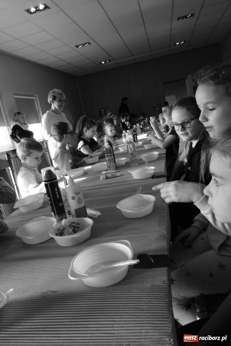 Zdjęcie w galerii na portalu naszraciborz.pl: Akcja Slime, czyli kreatywna zabawa kolorami w Kuźni Kultury wiadomości z regionu