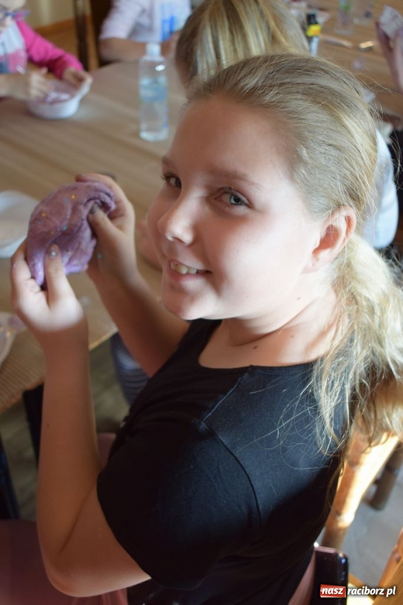 Zdjęcie w galerii na portalu naszraciborz.pl: Akcja Slime, czyli kreatywna zabawa kolorami w Kuźni Kultury wiadomości z regionu