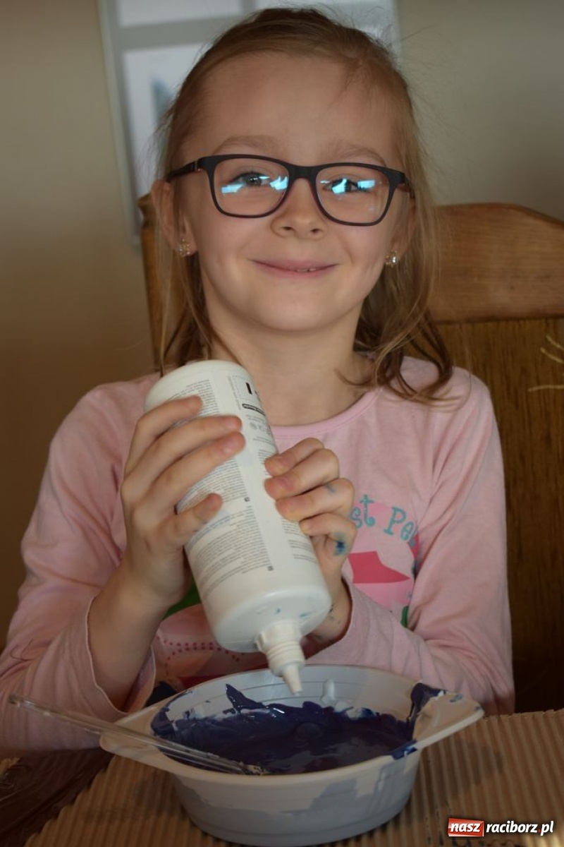 Zdjęcie w galerii na portalu naszraciborz.pl: Akcja Slime, czyli kreatywna zabawa kolorami w Kuźni Kultury wiadomości z regionu