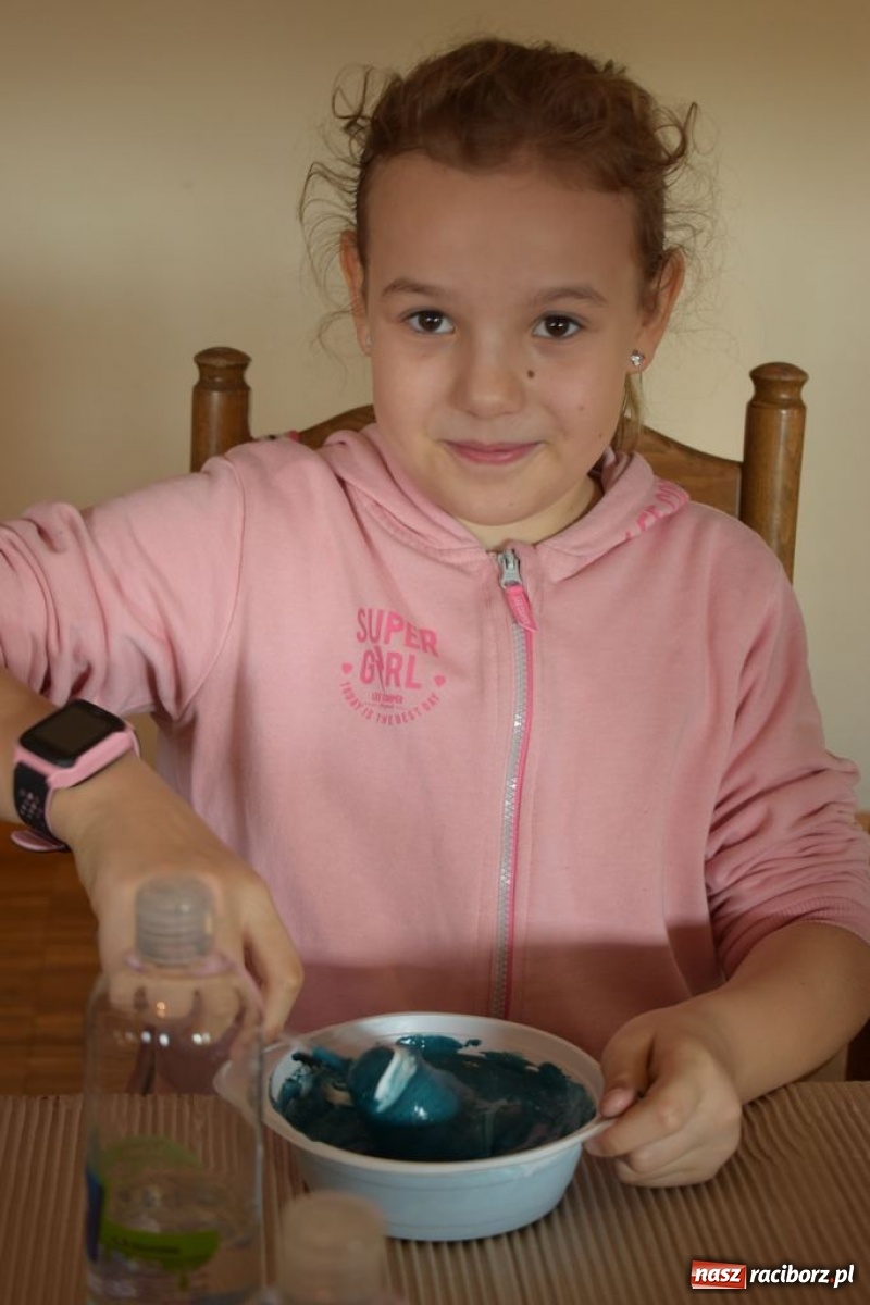 Zdjęcie w galerii na portalu naszraciborz.pl: Akcja Slime, czyli kreatywna zabawa kolorami w Kuźni Kultury wiadomości z regionu