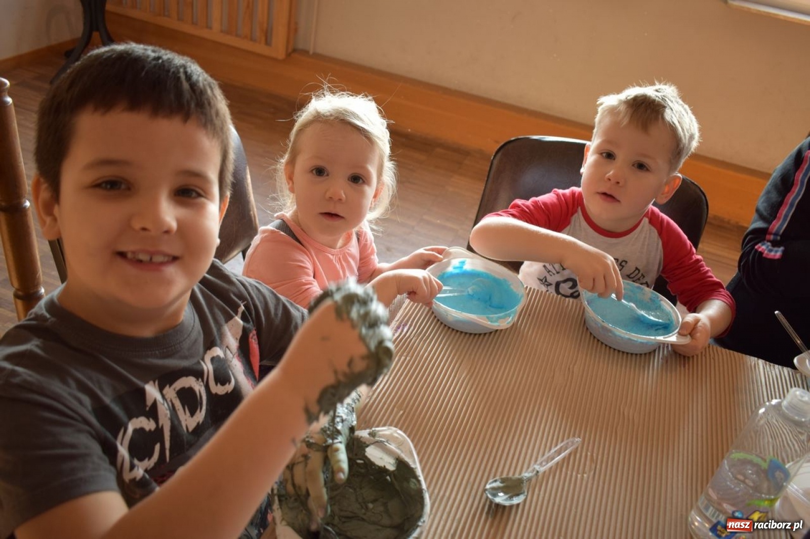 Zdjęcie w galerii na portalu naszraciborz.pl: Akcja Slime, czyli kreatywna zabawa kolorami w Kuźni Kultury wiadomości z regionu
