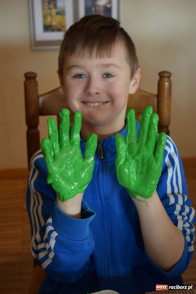 Zdjęcie w galerii na portalu naszraciborz.pl: Akcja Slime, czyli kreatywna zabawa kolorami w Kuźni Kultury wiadomości z regionu