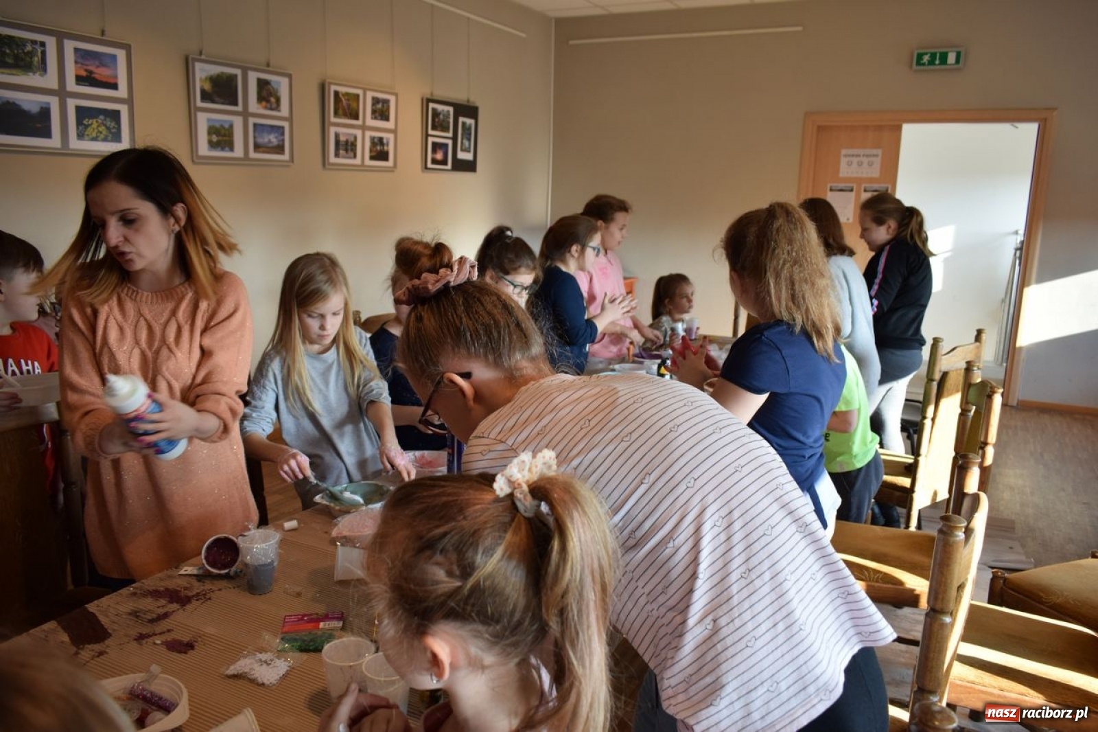 Zdjęcie w galerii na portalu naszraciborz.pl: Akcja Slime, czyli kreatywna zabawa kolorami w Kuźni Kultury wiadomości z regionu