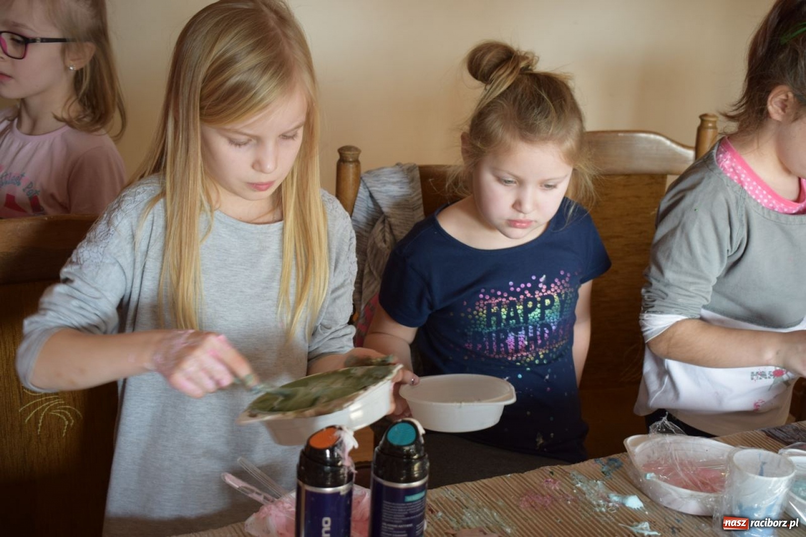 Zdjęcie w galerii na portalu naszraciborz.pl: Akcja Slime, czyli kreatywna zabawa kolorami w Kuźni Kultury wiadomości z regionu