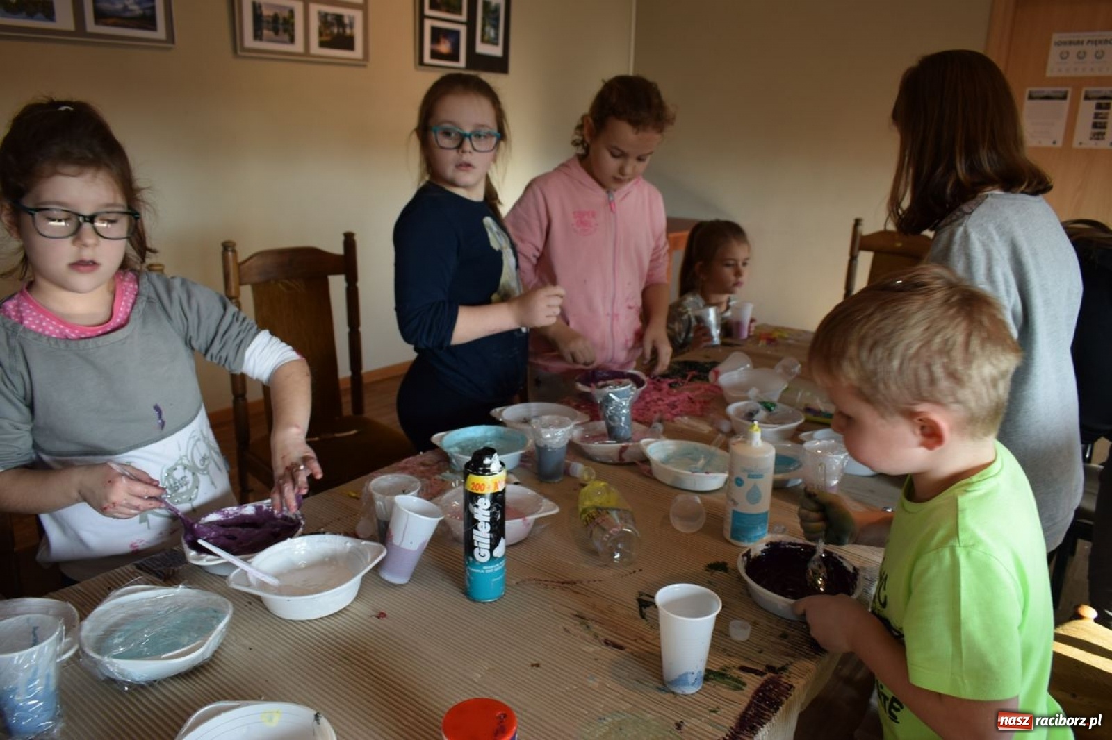 Zdjęcie w galerii na portalu naszraciborz.pl: Akcja Slime, czyli kreatywna zabawa kolorami w Kuźni Kultury wiadomości z regionu