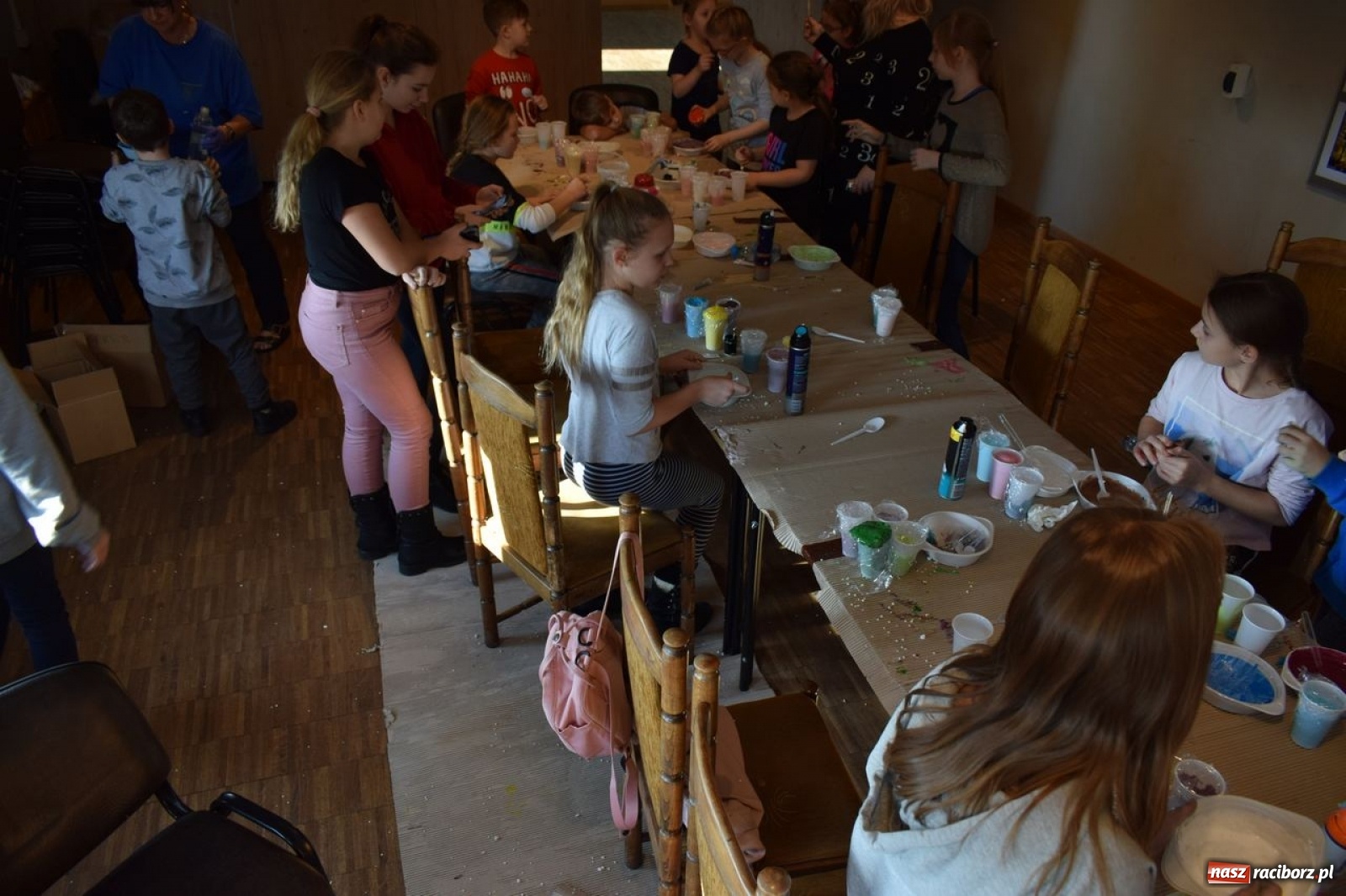 Zdjęcie w galerii na portalu naszraciborz.pl: Akcja Slime, czyli kreatywna zabawa kolorami w Kuźni Kultury wiadomości z regionu