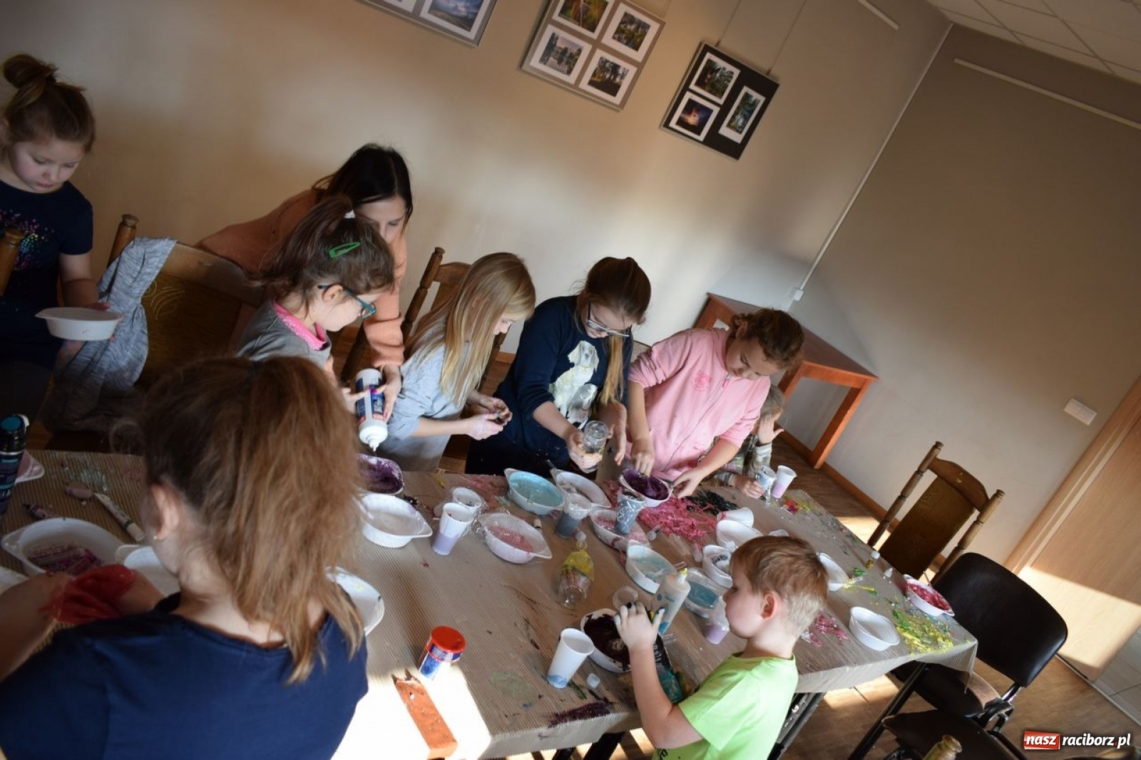 Zdjęcie w galerii na portalu naszraciborz.pl: Akcja Slime, czyli kreatywna zabawa kolorami w Kuźni Kultury wiadomości z regionu