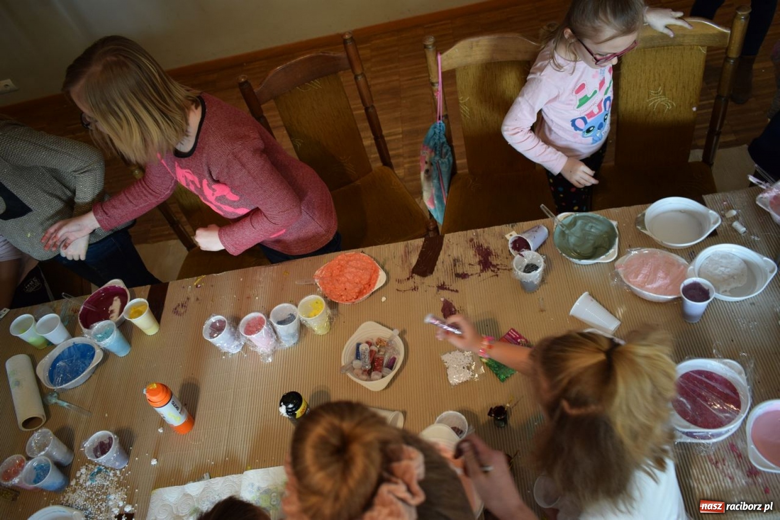 Zdjęcie w galerii na portalu naszraciborz.pl: Akcja Slime, czyli kreatywna zabawa kolorami w Kuźni Kultury wiadomości z regionu