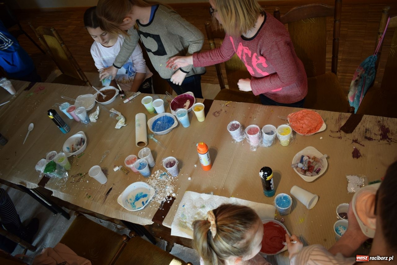 Zdjęcie w galerii na portalu naszraciborz.pl: Akcja Slime, czyli kreatywna zabawa kolorami w Kuźni Kultury wiadomości z regionu