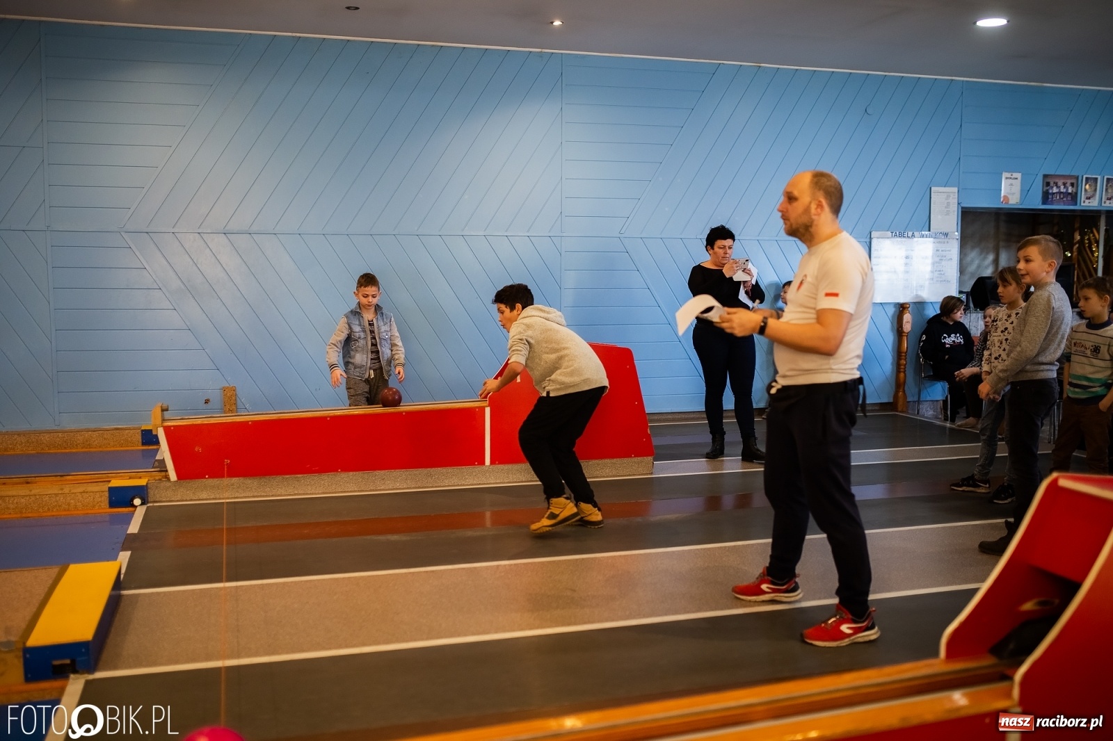 Zdjęcie w galerii na portalu naszraciborz.pl: Kręgielnia pełna zabawy. Zawody przy Zamkowej [FOTO] wiadomości z regionu