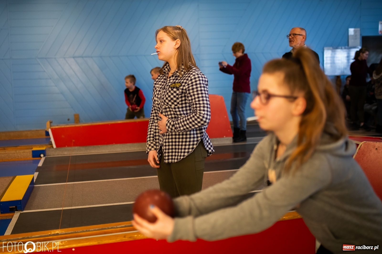 Zdjęcie w galerii na portalu naszraciborz.pl: Kręgielnia pełna zabawy. Zawody przy Zamkowej [FOTO] wiadomości z regionu