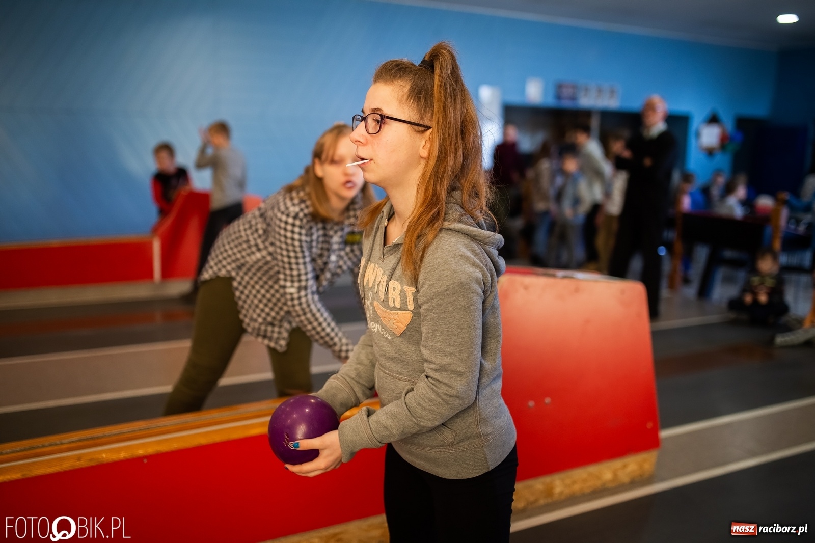 Zdjęcie w galerii na portalu naszraciborz.pl: Kręgielnia pełna zabawy. Zawody przy Zamkowej [FOTO] wiadomości z regionu