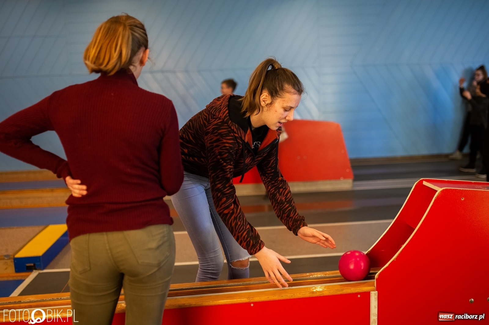 Zdjęcie w galerii na portalu naszraciborz.pl: Kręgielnia pełna zabawy. Zawody przy Zamkowej [FOTO] wiadomości z regionu