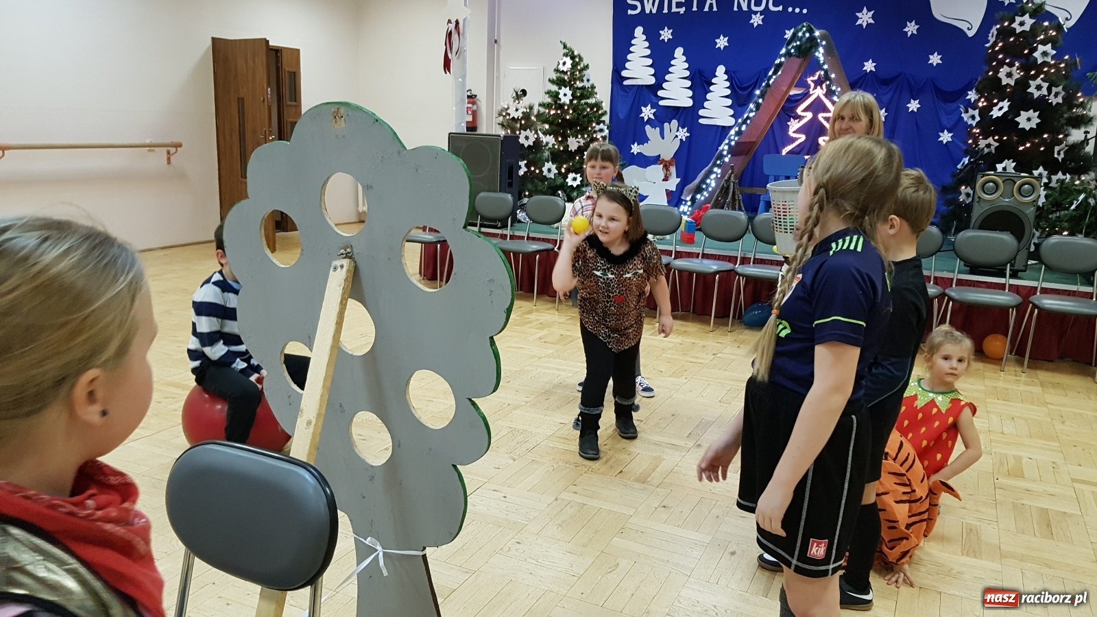 Zdjęcie w galerii na portalu naszraciborz.pl: Dziecięcy bal przebierańców w Bojanowie wiadomości z regionu