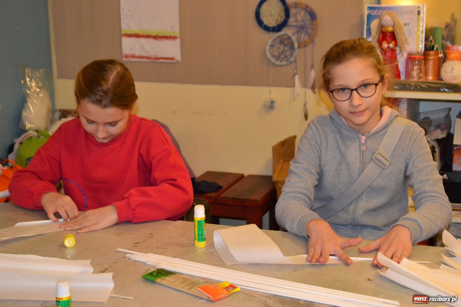 Zdjęcie w galerii na portalu naszraciborz.pl: Ferie z rękodziełem - warsztaty wyplatania koszyków z papierowej wikliny w RCK  wiadomości z regionu