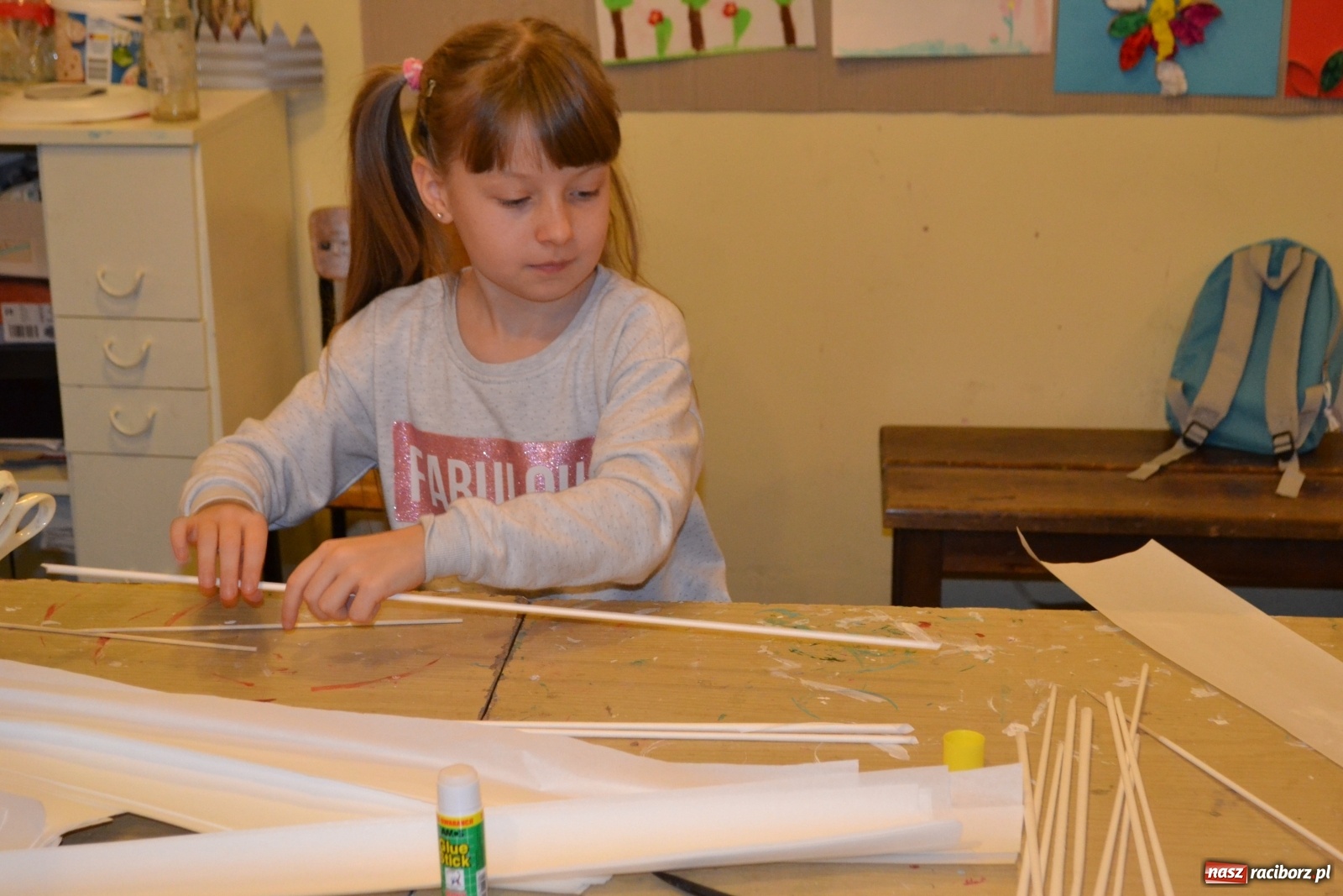 Zdjęcie w galerii na portalu naszraciborz.pl: Ferie z rękodziełem - warsztaty wyplatania koszyków z papierowej wikliny w RCK  wiadomości z regionu