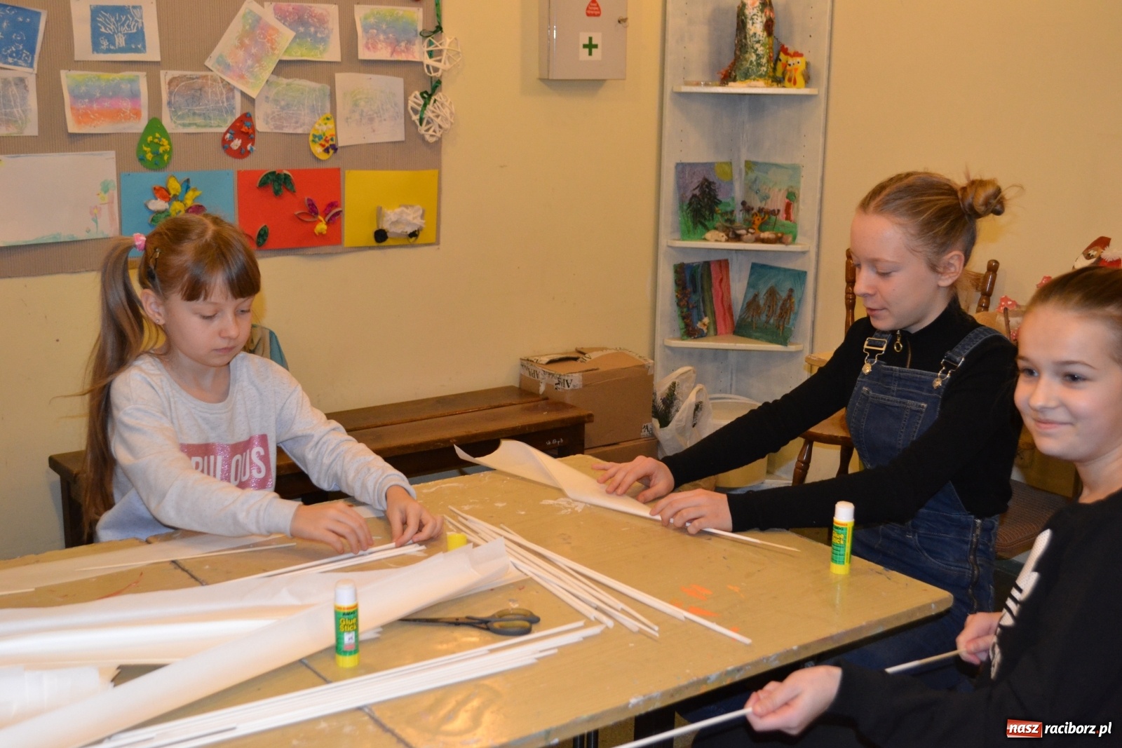 Zdjęcie w galerii na portalu naszraciborz.pl: Ferie z rękodziełem - warsztaty wyplatania koszyków z papierowej wikliny w RCK  wiadomości z regionu