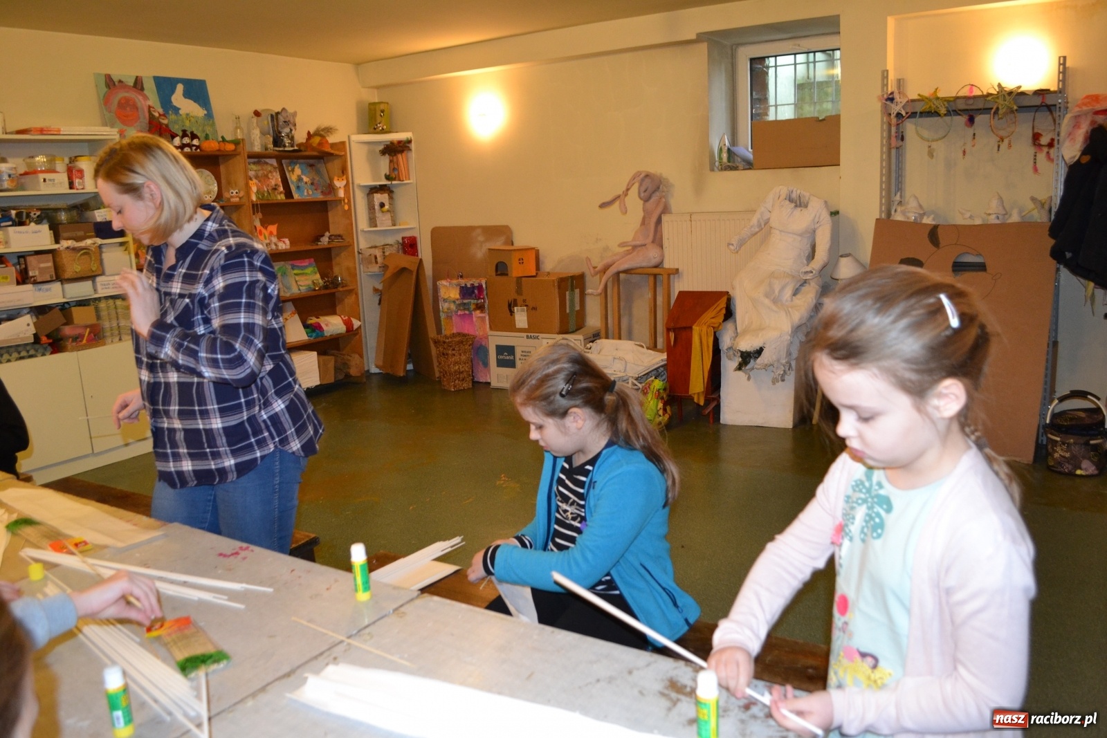 Zdjęcie w galerii na portalu naszraciborz.pl: Ferie z rękodziełem - warsztaty wyplatania koszyków z papierowej wikliny w RCK  wiadomości z regionu