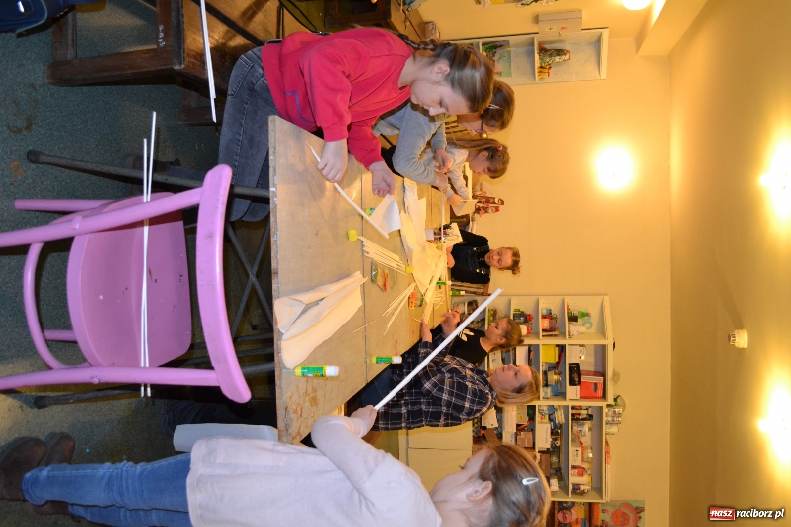 Zdjęcie w galerii na portalu naszraciborz.pl: Ferie z rękodziełem - warsztaty wyplatania koszyków z papierowej wikliny w RCK  wiadomości z regionu