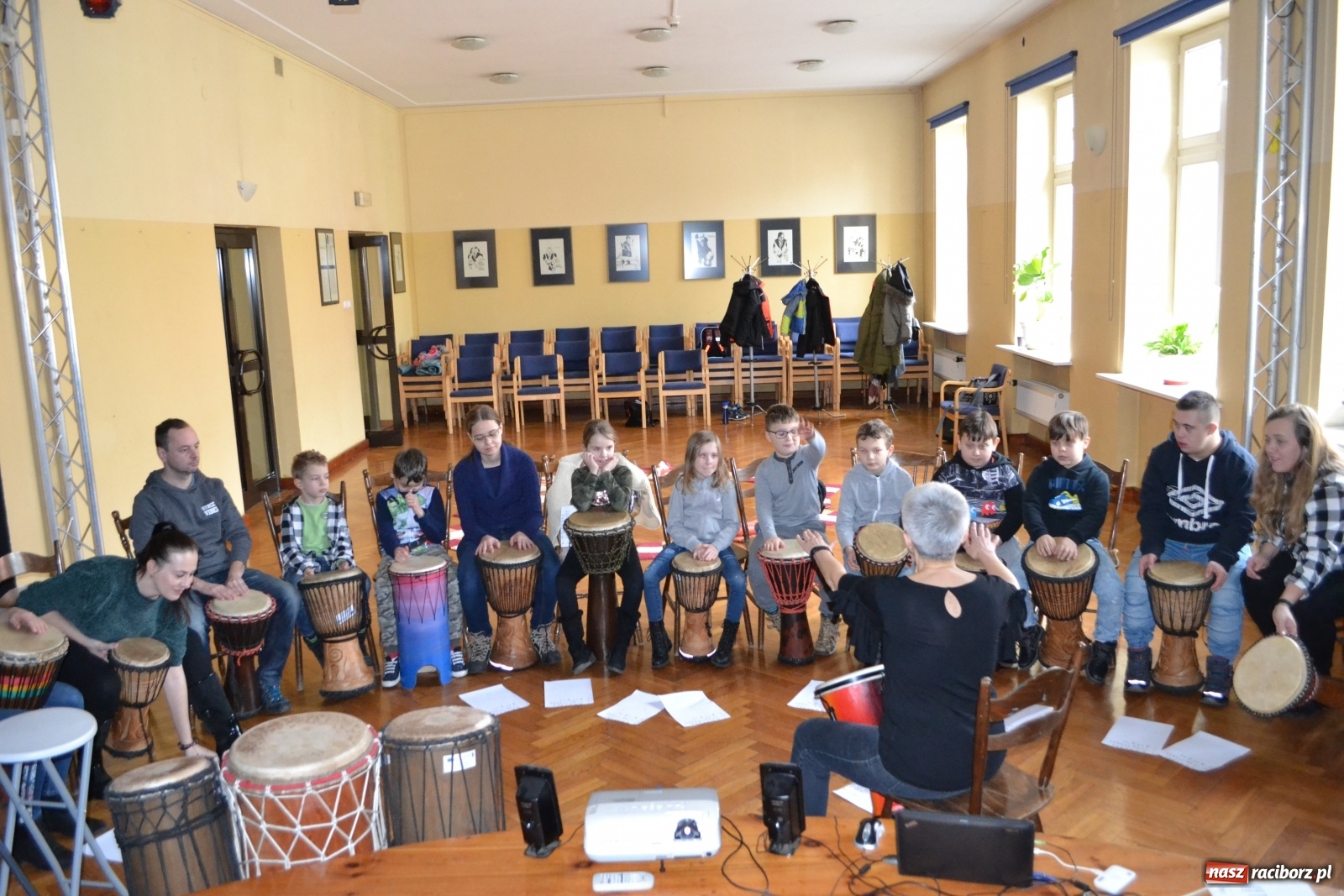 Zdjęcie w galerii na portalu naszraciborz.pl: Warsztaty bębniarskie w RCK wiadomości z regionu