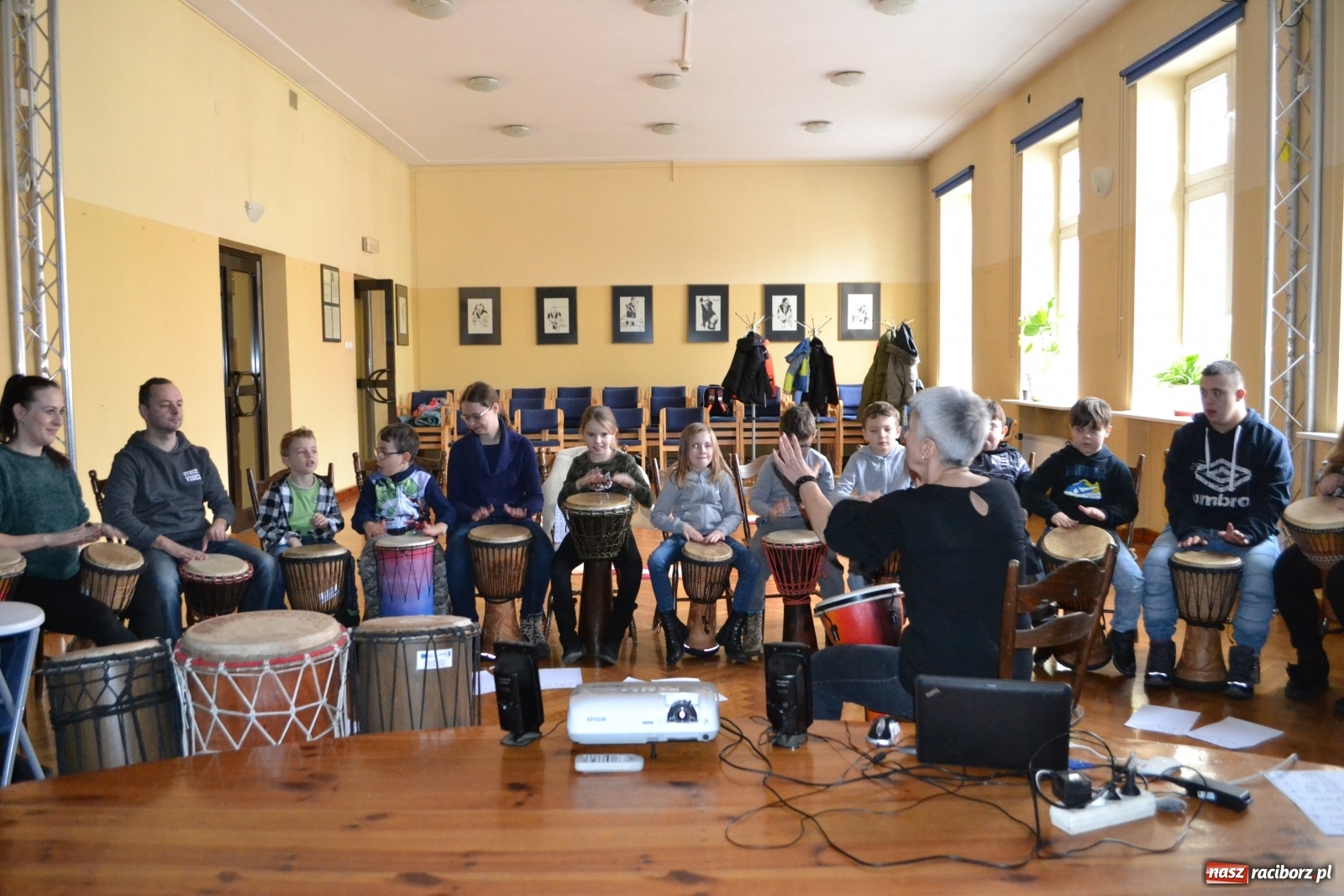 Zdjęcie w galerii na portalu naszraciborz.pl: Warsztaty bębniarskie w RCK wiadomości z regionu