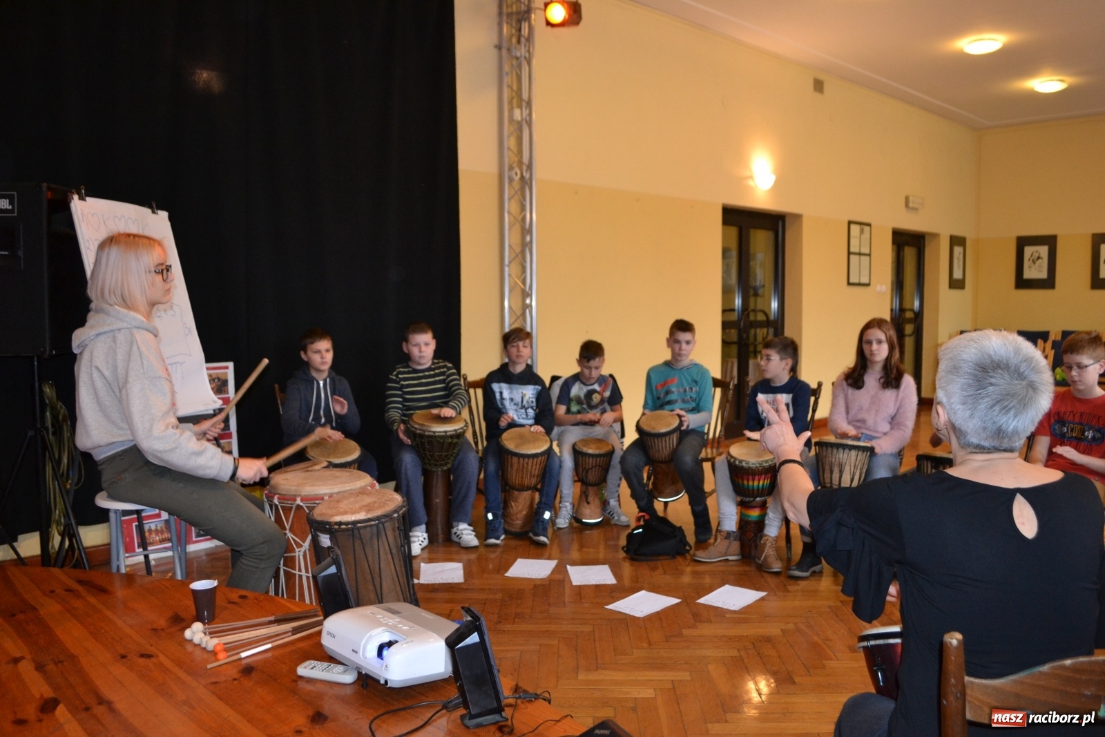 Zdjęcie w galerii na portalu naszraciborz.pl: Warsztaty bębniarskie w RCK wiadomości z regionu