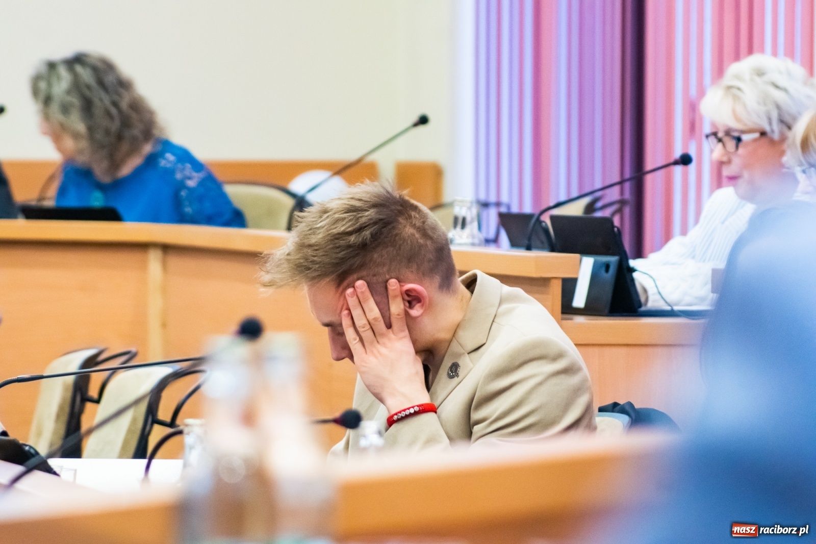 Zdjęcie w galerii na portalu naszraciborz.pl: Catering, stołówka, łyżwiarstwo i worek imprez. Obradowała komisja oświaty  wiadomości z regionu