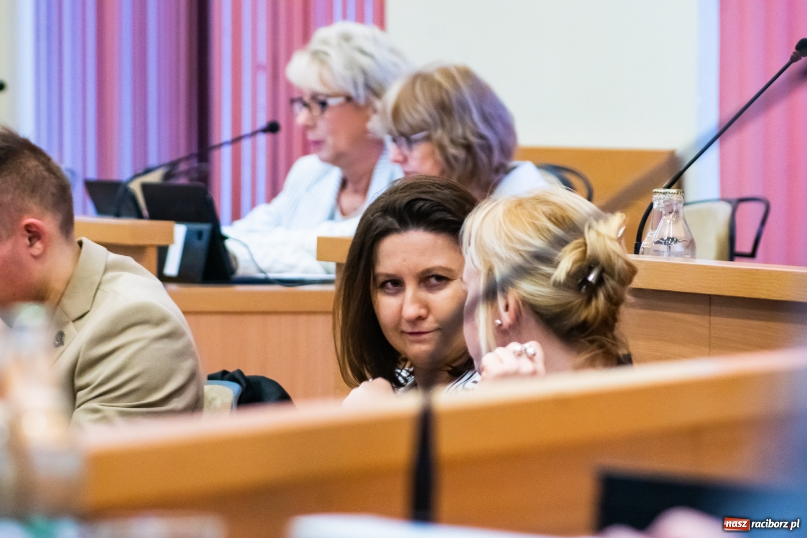 Zdjęcie w galerii na portalu naszraciborz.pl: Catering, stołówka, łyżwiarstwo i worek imprez. Obradowała komisja oświaty  wiadomości z regionu