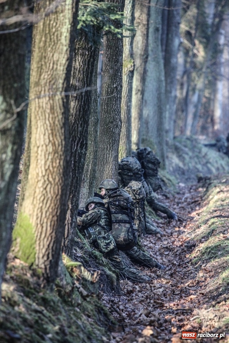 Zdjęcie w galerii na portalu naszraciborz.pl: Nauczyciel spędza ferie ucząc terytorialsów wiadomości z regionu