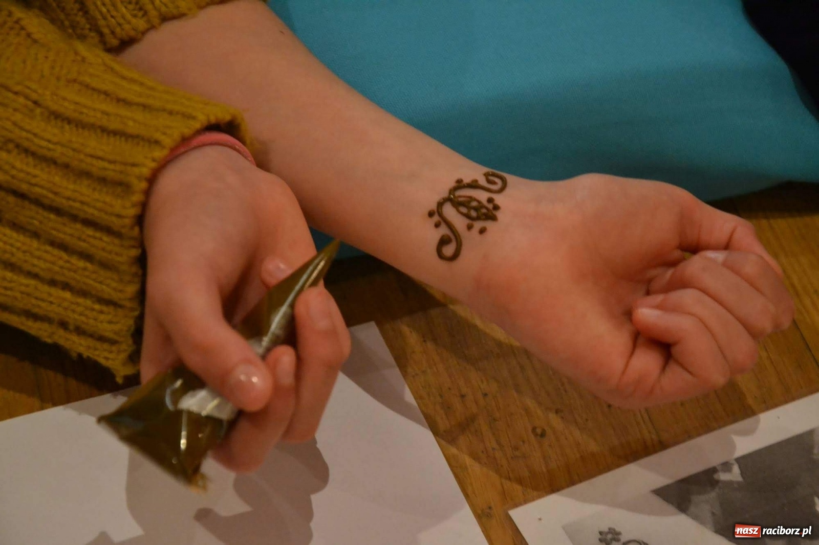 Zdjęcie w galerii na portalu naszraciborz.pl: Ferie na zamku. Na początek malowanie henną wiadomości z regionu