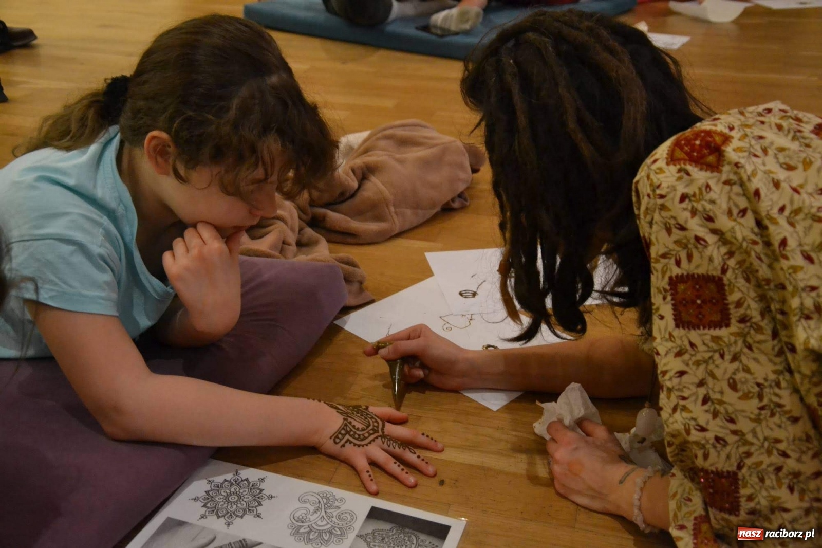 Zdjęcie w galerii na portalu naszraciborz.pl: Ferie na zamku. Na początek malowanie henną wiadomości z regionu