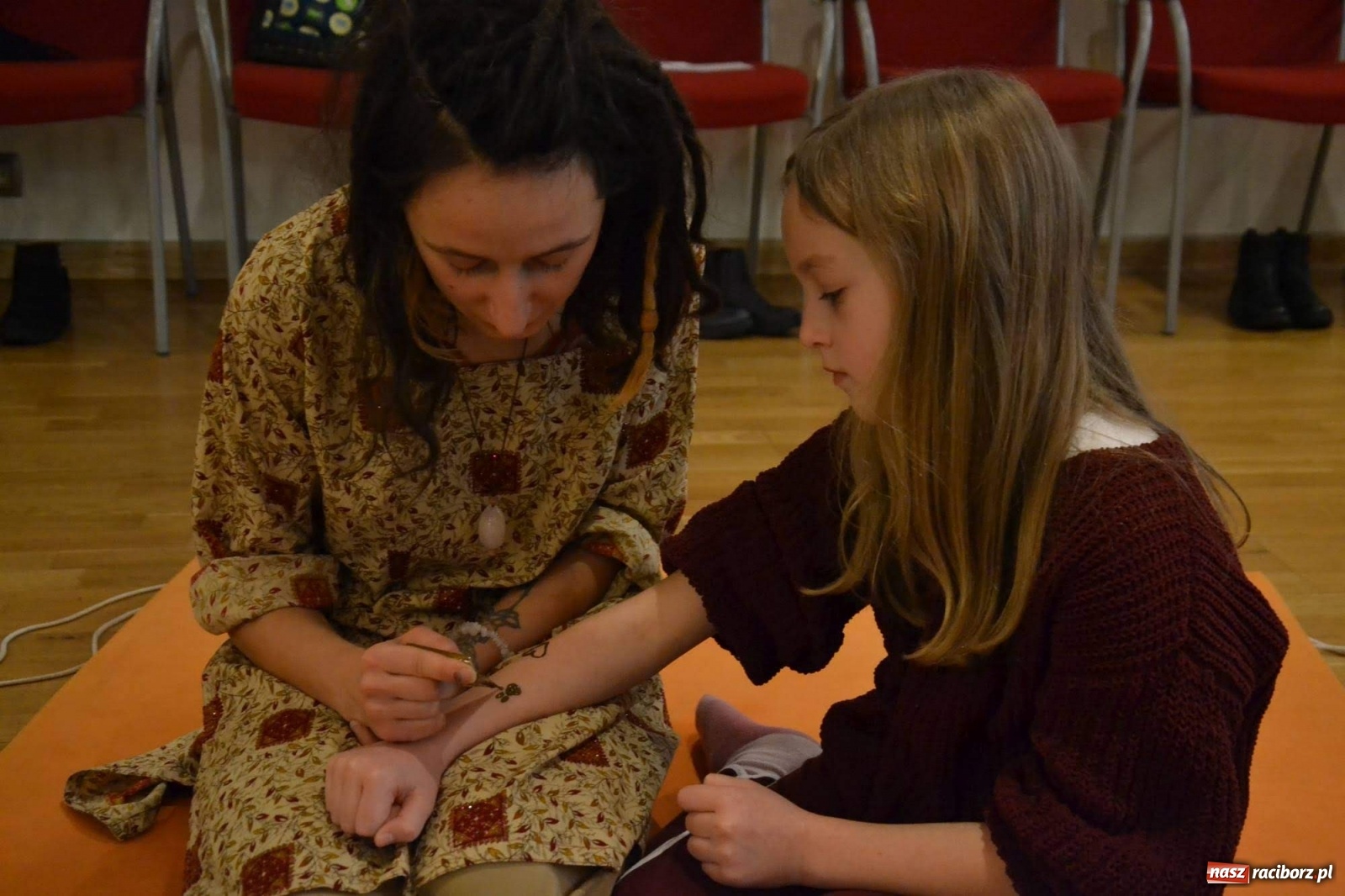 Zdjęcie w galerii na portalu naszraciborz.pl: Ferie na zamku. Na początek malowanie henną wiadomości z regionu