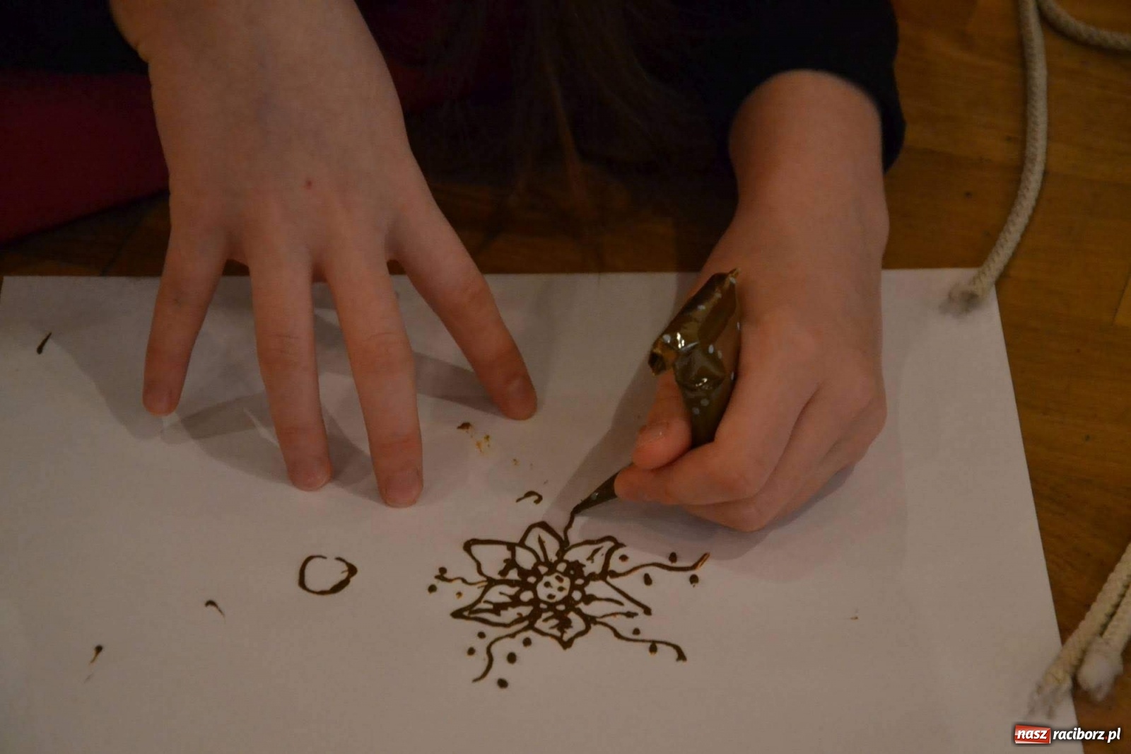 Zdjęcie w galerii na portalu naszraciborz.pl: Ferie na zamku. Na początek malowanie henną wiadomości z regionu