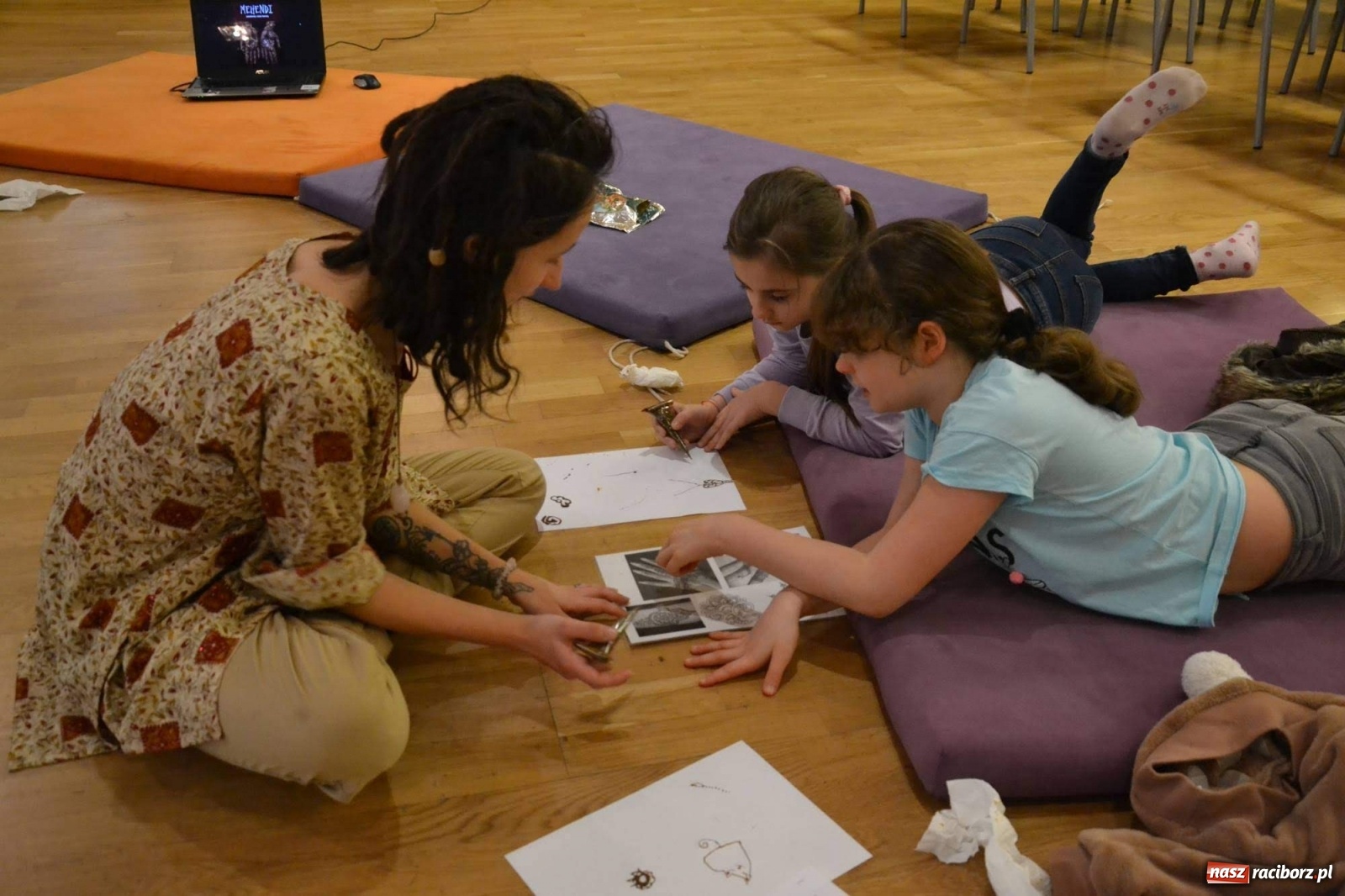 Zdjęcie w galerii na portalu naszraciborz.pl: Ferie na zamku. Na początek malowanie henną wiadomości z regionu