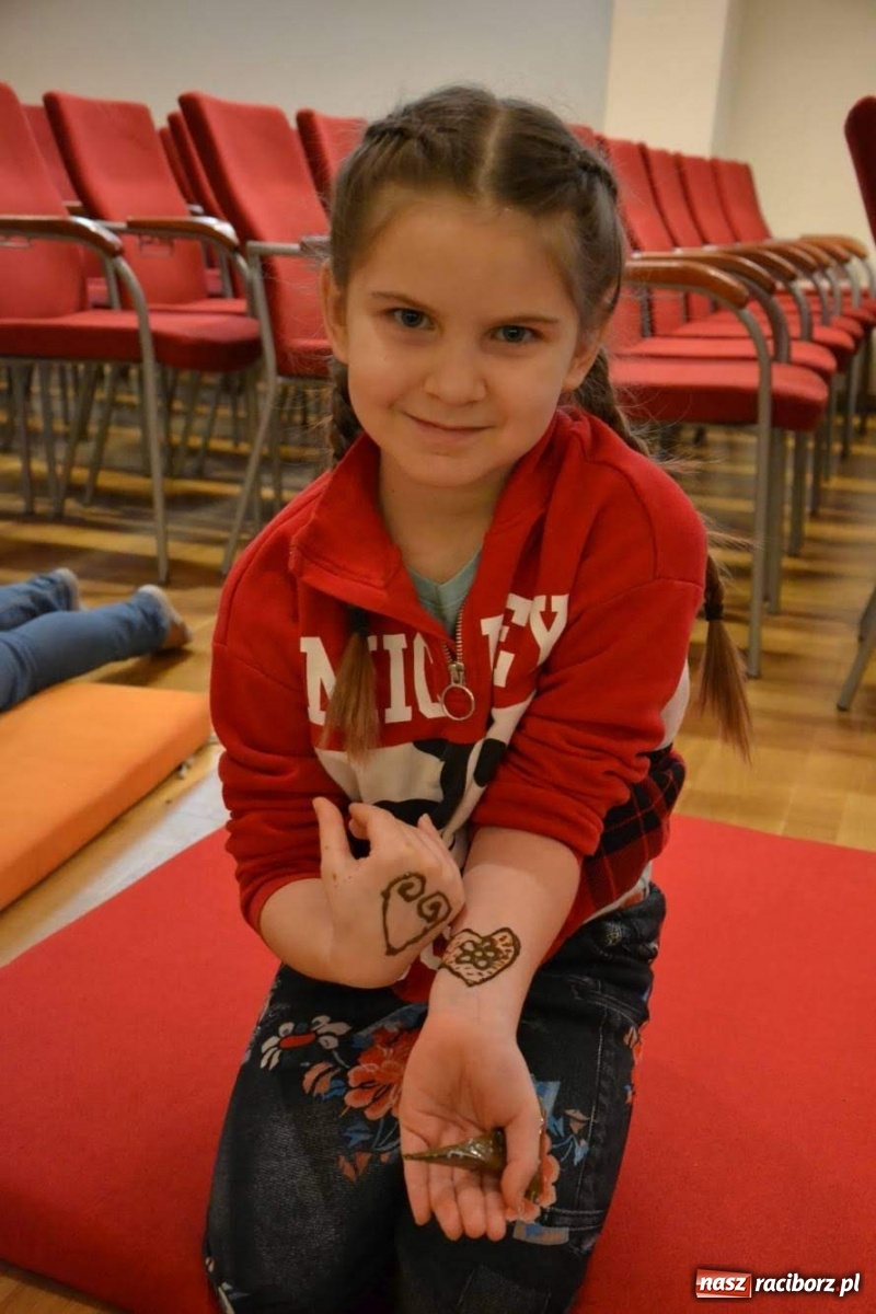 Zdjęcie w galerii na portalu naszraciborz.pl: Ferie na zamku. Na początek malowanie henną wiadomości z regionu