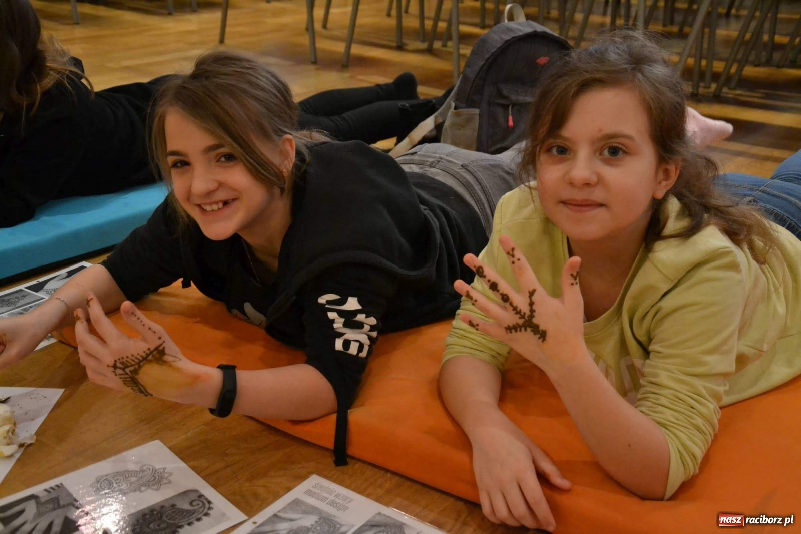 Zdjęcie w galerii na portalu naszraciborz.pl: Ferie na zamku. Na początek malowanie henną wiadomości z regionu