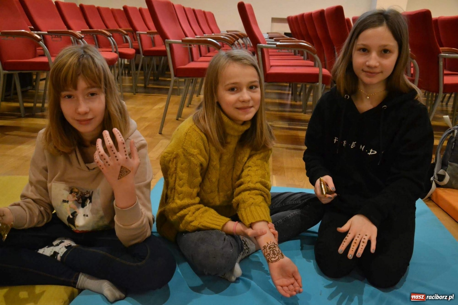 Zdjęcie w galerii na portalu naszraciborz.pl: Ferie na zamku. Na początek malowanie henną wiadomości z regionu