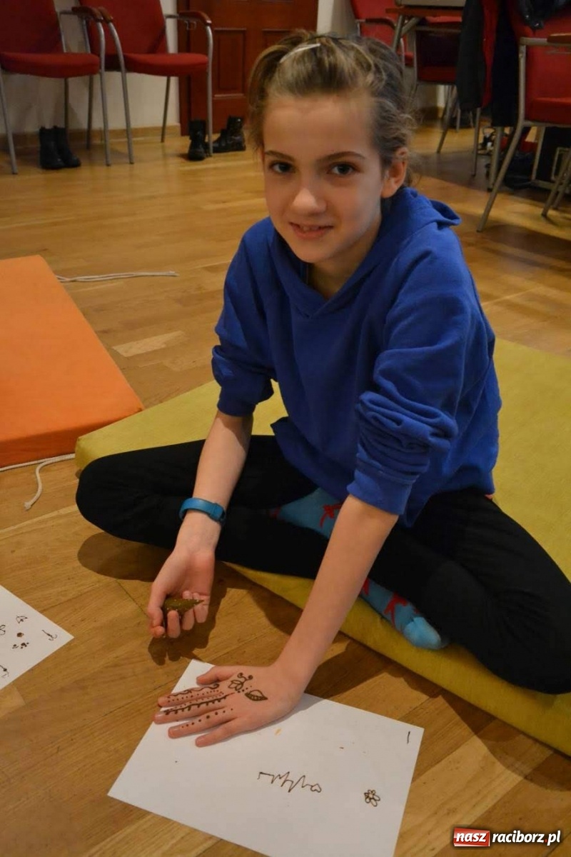 Zdjęcie w galerii na portalu naszraciborz.pl: Ferie na zamku. Na początek malowanie henną wiadomości z regionu