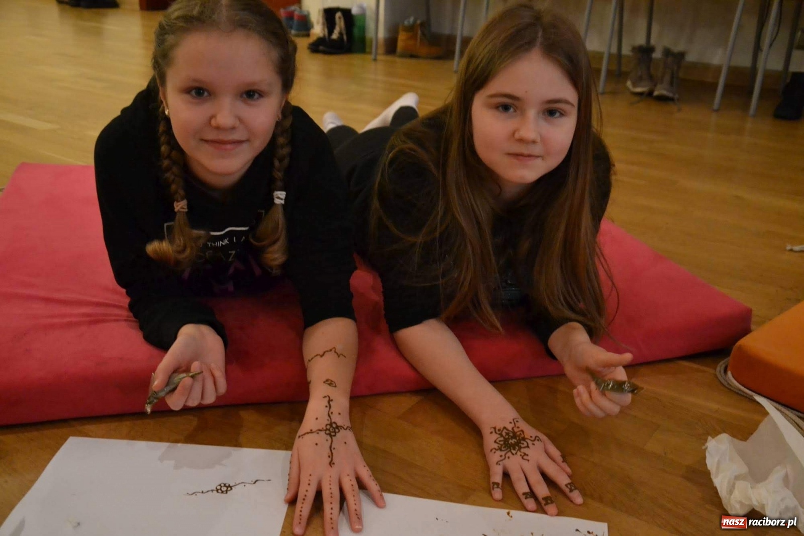 Zdjęcie w galerii na portalu naszraciborz.pl: Ferie na zamku. Na początek malowanie henną wiadomości z regionu